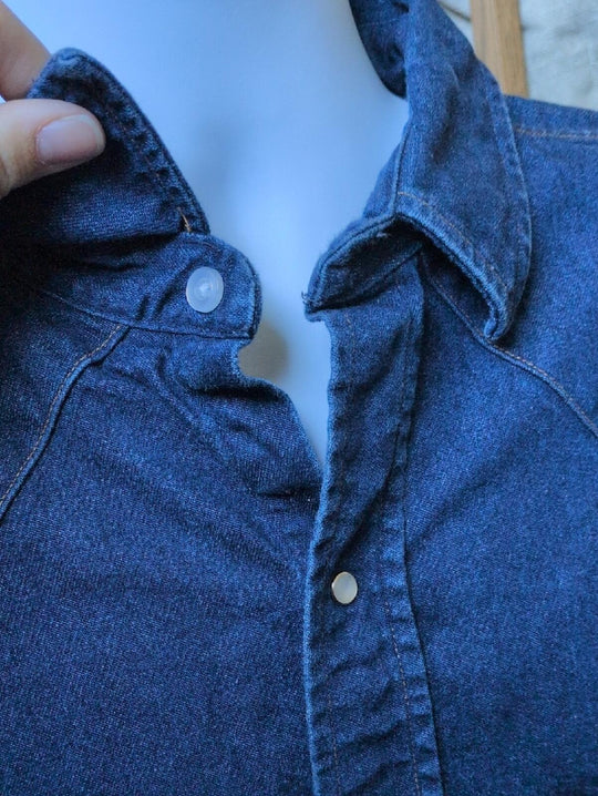 Vintage Carhartt SU008 denim pearl snap shirt In Dark Wash 18 X 36 (XL)