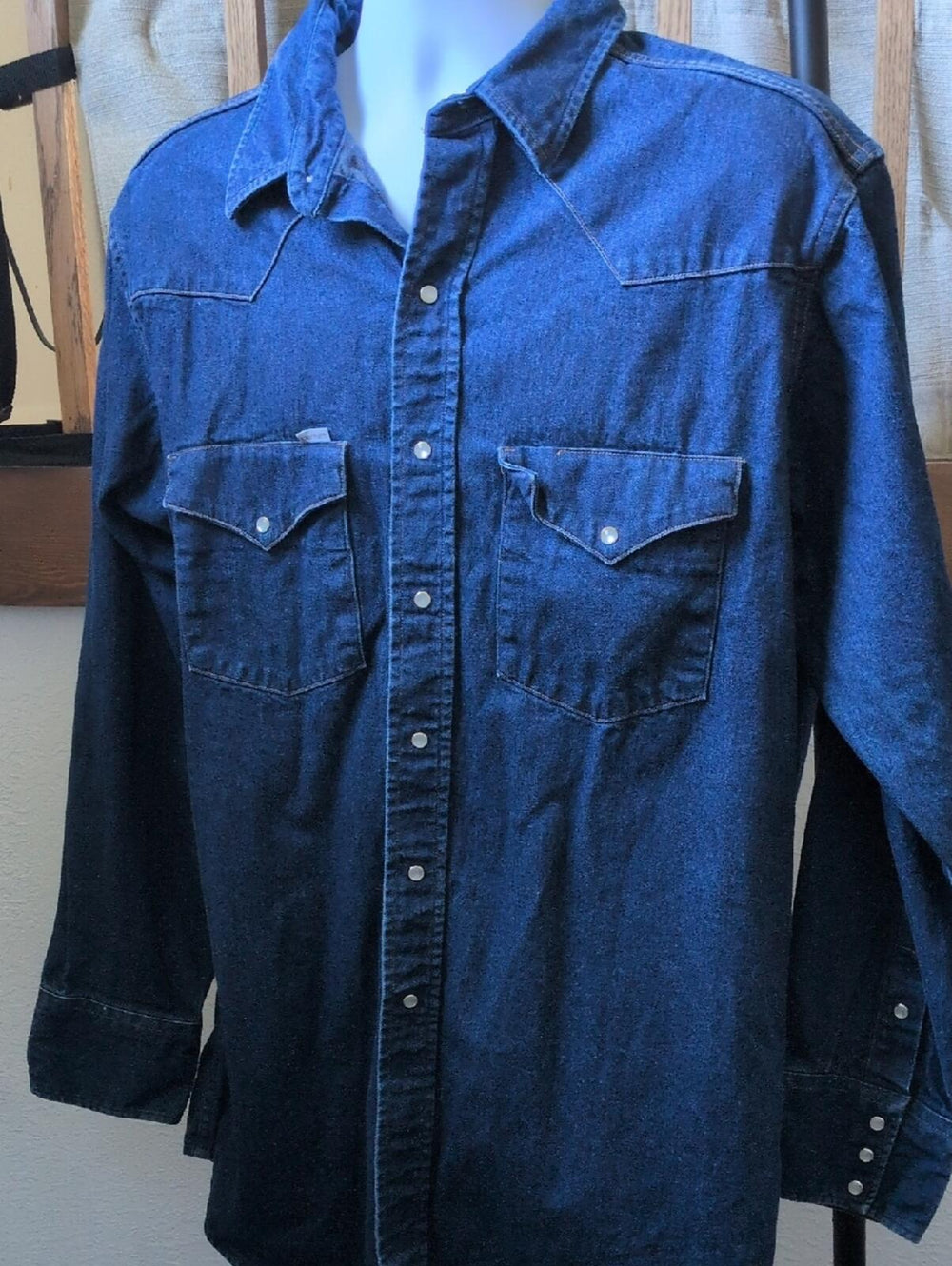 Vintage Carhartt SU008 denim pearl snap shirt In Dark Wash 18 X 36 (XL)