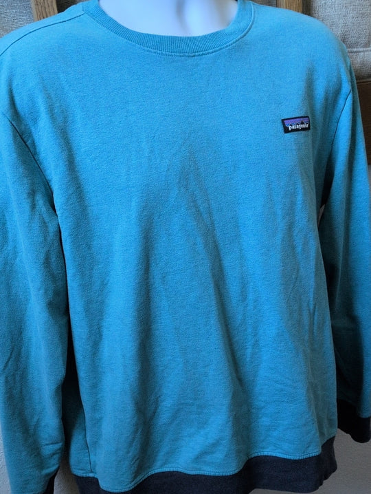 Light blue Patagonia P-6 Label Midweight Crew Sweatshirt  size m