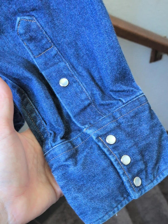 Vintage Carhartt SU008 denim pearl snap shirt In Dark Wash 18 X 36 (XL)