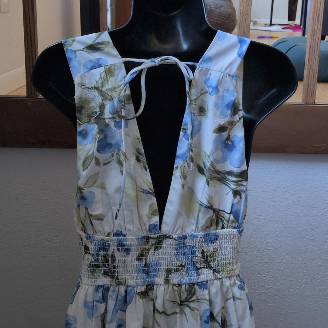 Abercrombie & Fitch Blue Floral V-neck Midi Dress.- Small