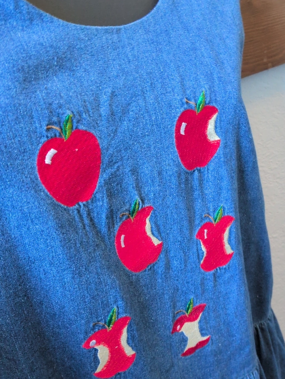 Vintage Casey Coleman apple-embroidered denim jumper dress -Large